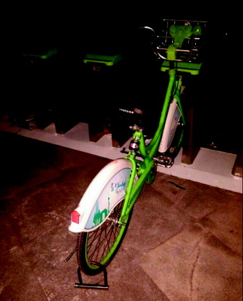 公共自行车上锁,成个人专车?